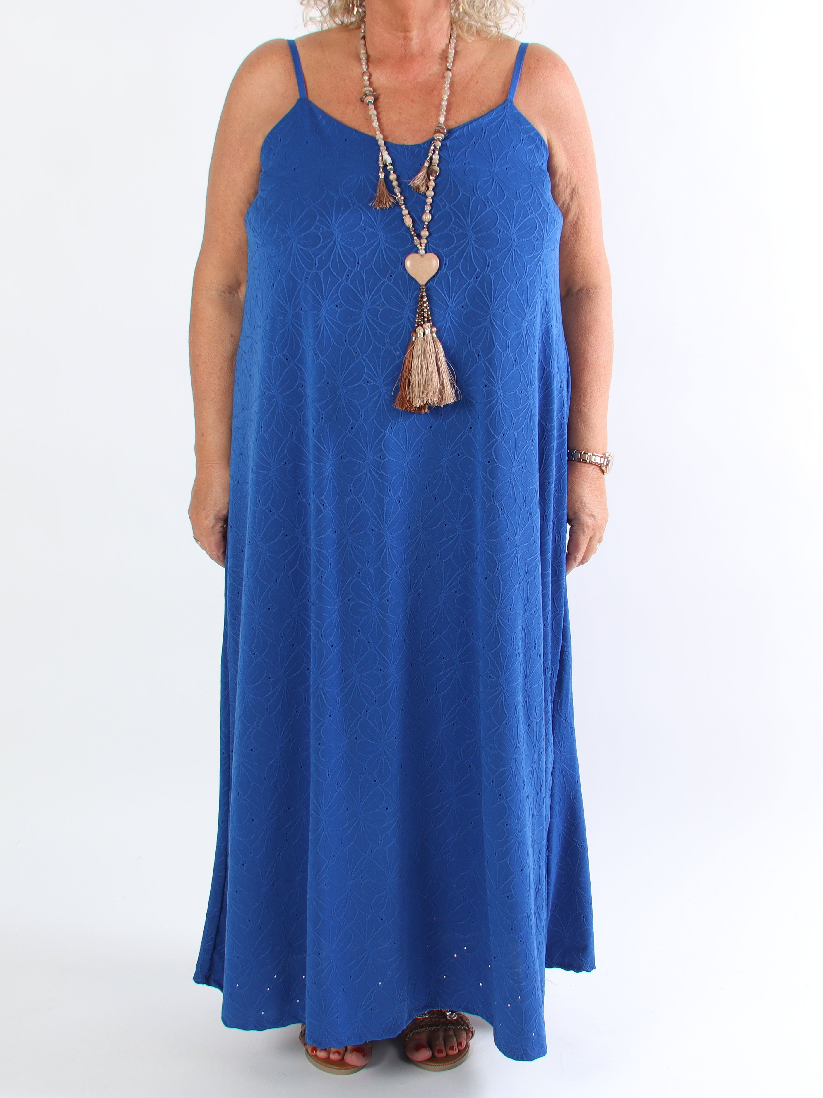 Emilie - Plus size-klänning i mjukt tyg med broderie anglaise